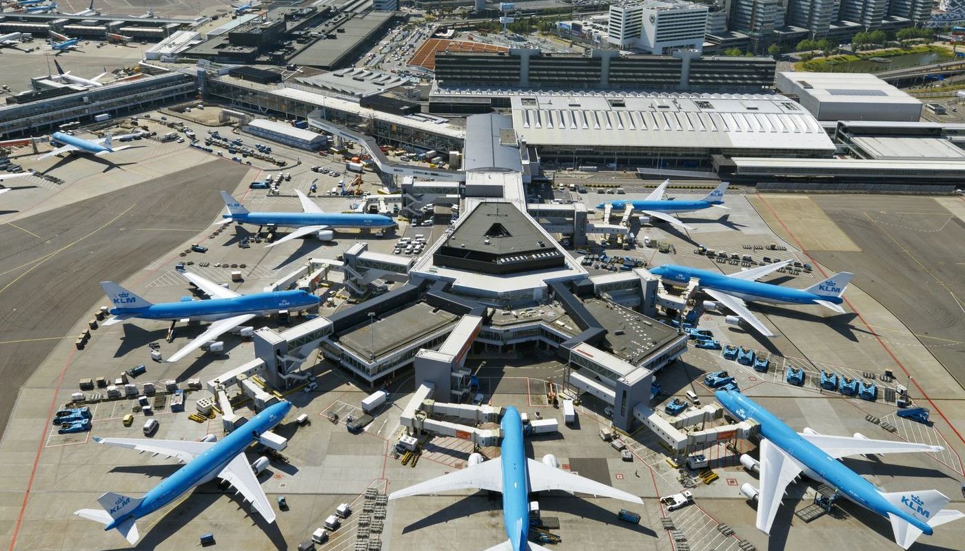 Taxi Tay voor de vertrekhal van Schiphol
